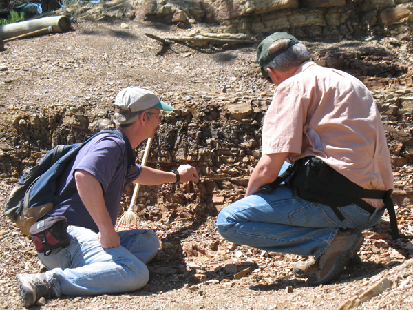 Discussing research at the Scudder Pit